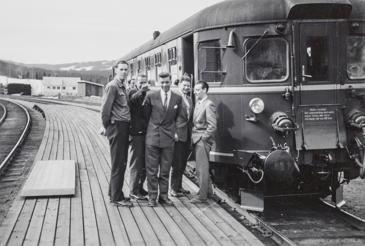 Elever på jernbaneskolens fyrbøterkurs i 1958 på tur med motorvogn Bmdo 91 10.