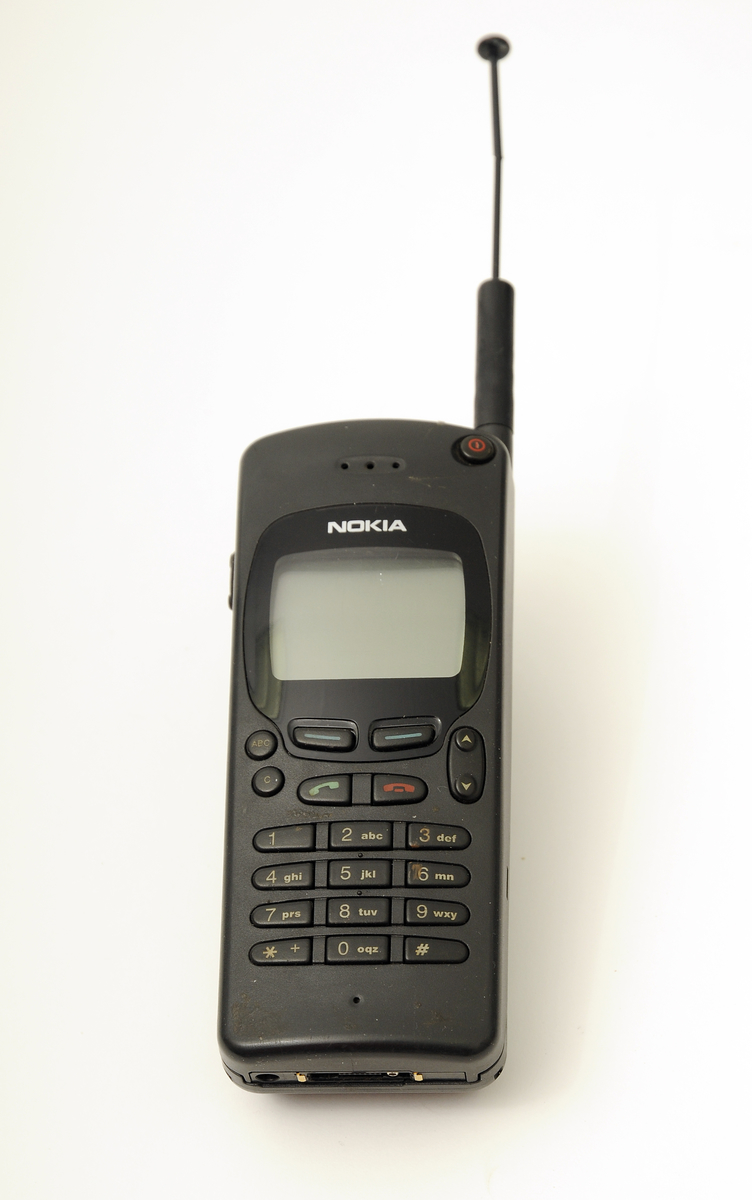 Mobiltelefon av merket Nokia. Telefon anvendte det såkalte NMT 450 systemet. Med fast og utdragbar antenne.