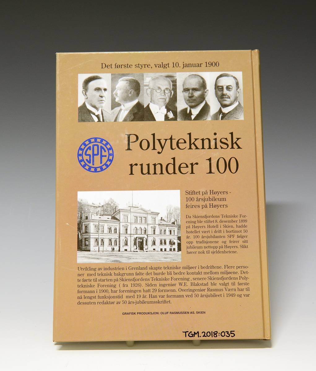 Jubileumsbok utgitt av Skiensfjordens Polytekniske Forening i forbindelse med foreningens 100-årsjubileum i 1999. Innbundet.