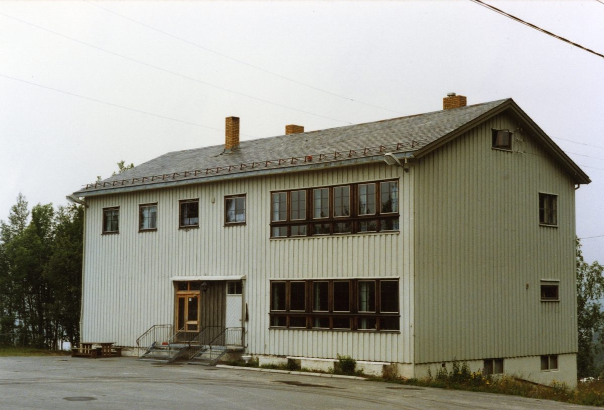 Bergsbakken skule fotografert i 1990.
