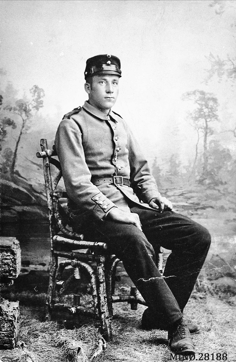 Portrett av mann i uniform - Iver S. Bakken
