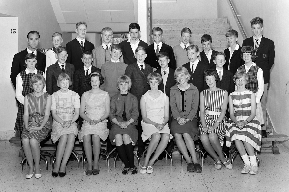 Midtbyen skole, klasse 7 A 1965. Gruppe elever og lærer, ukjente.