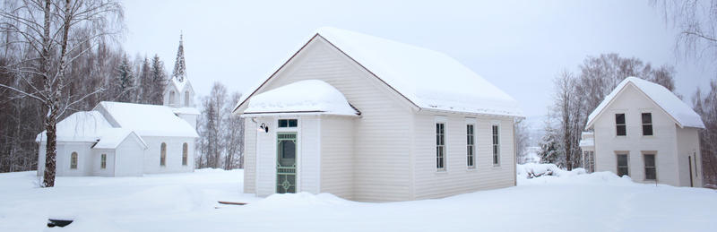 Snødekket skolestue ute på Norsk utvandrermuseum