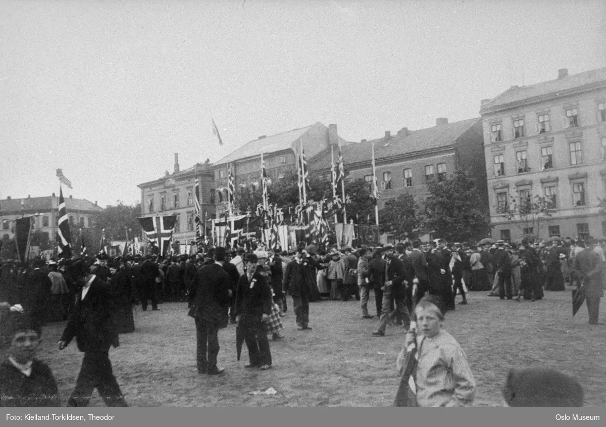 plass, Venstres 17. mai-tog, mennesker, faner, flagg, bygårder