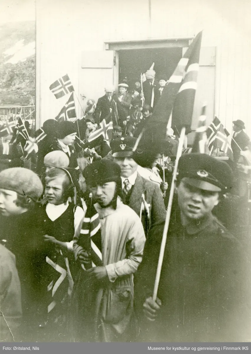 Honningsvåg, 17. mai. Folk kommer ut av kirken etter Gudstjenesten. 1927-1936.