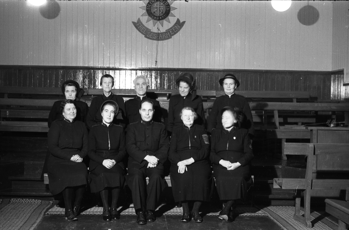 Gruppebilde fra Frelsesarmeen på Lena høsten 1951. To av personene er identifisert.
Nummer to fra høyre foran sitter Anna Myrland. Ytterst til høyre bak står Magnhild Ødeli.