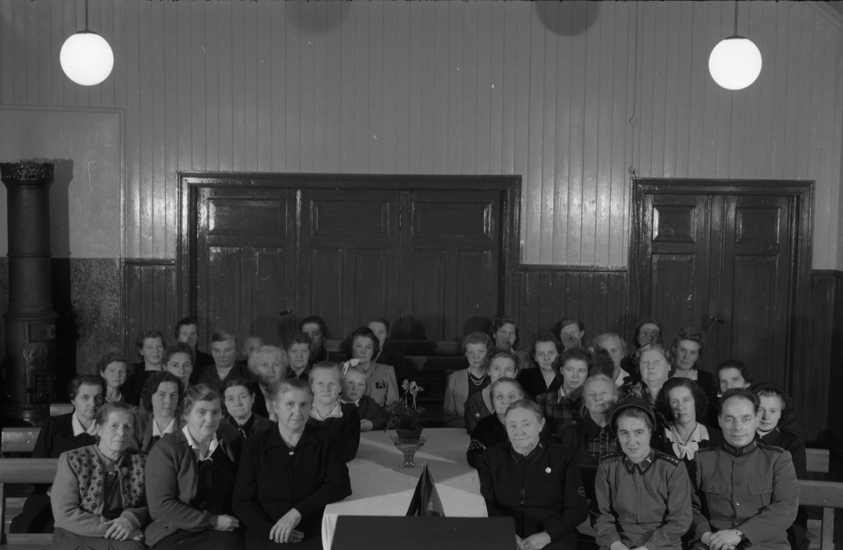 Trolig fra et møte på Frelsesarmeen på Lena høsten 1951. Ingen av personene er identifisert. Sju bilder.