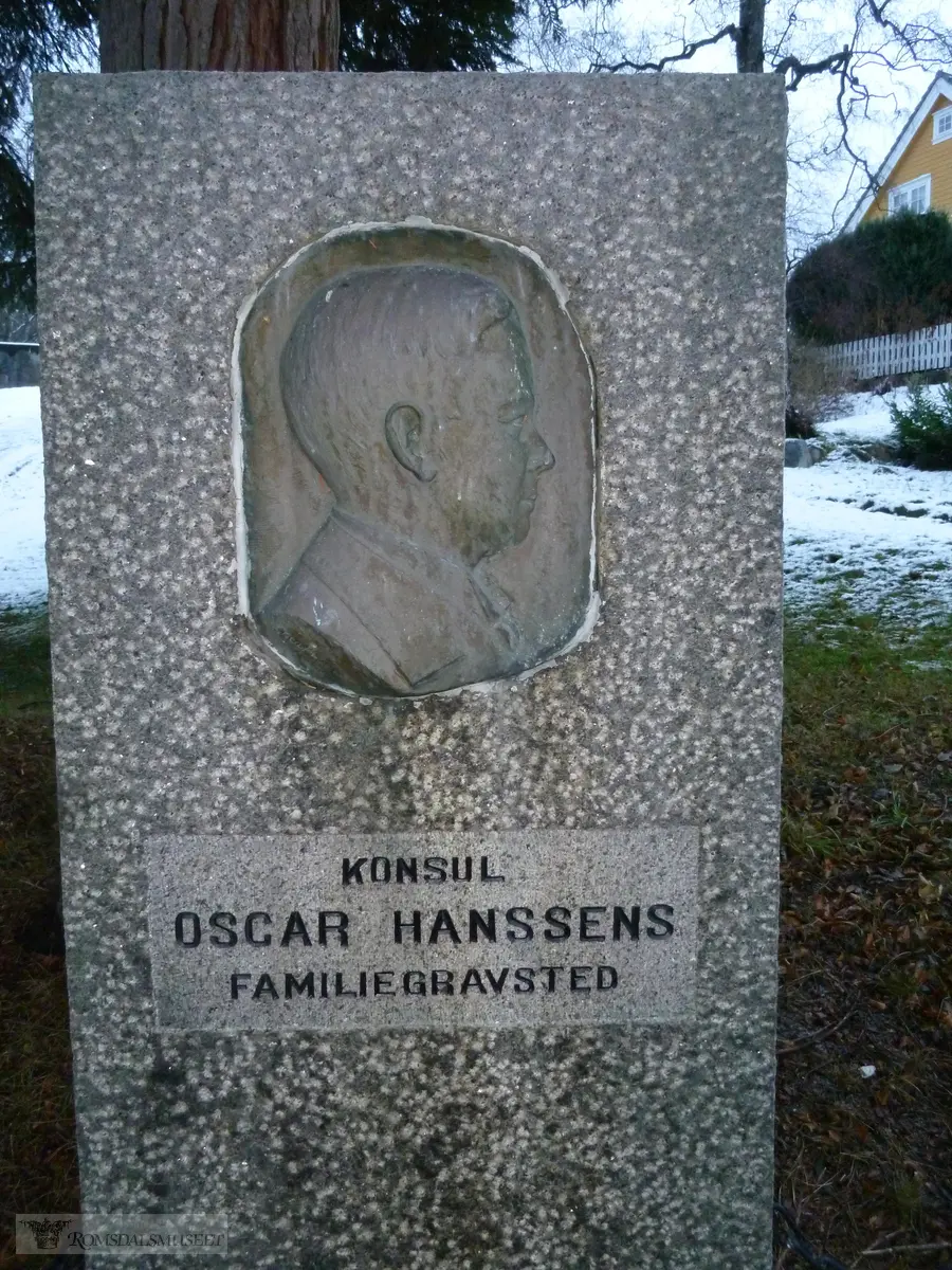 Oscar Hanssens familiegravsted på Nedre gravsted i Molde. Oscar Lynum (1890-1961) er kunstneren som har laget bronserelieffet.