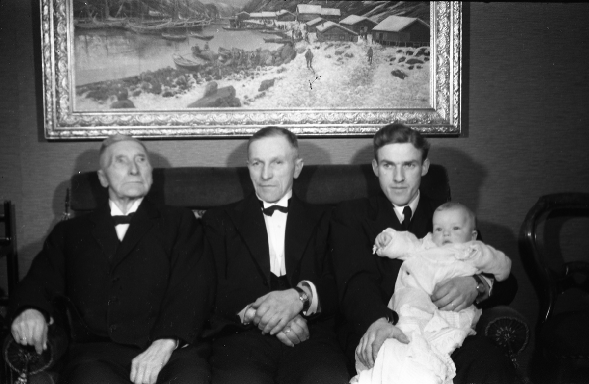 Fire generasjoner Seierstad. Åtte like bilder som trolig er tatt ved Hans Seierstads dåp. Personene fra venstre: David Seierstad (oldefar), Hans Seierstad (farfar), David Kristian Seierstad (far), Hans Seierstad (dåpsbarn).