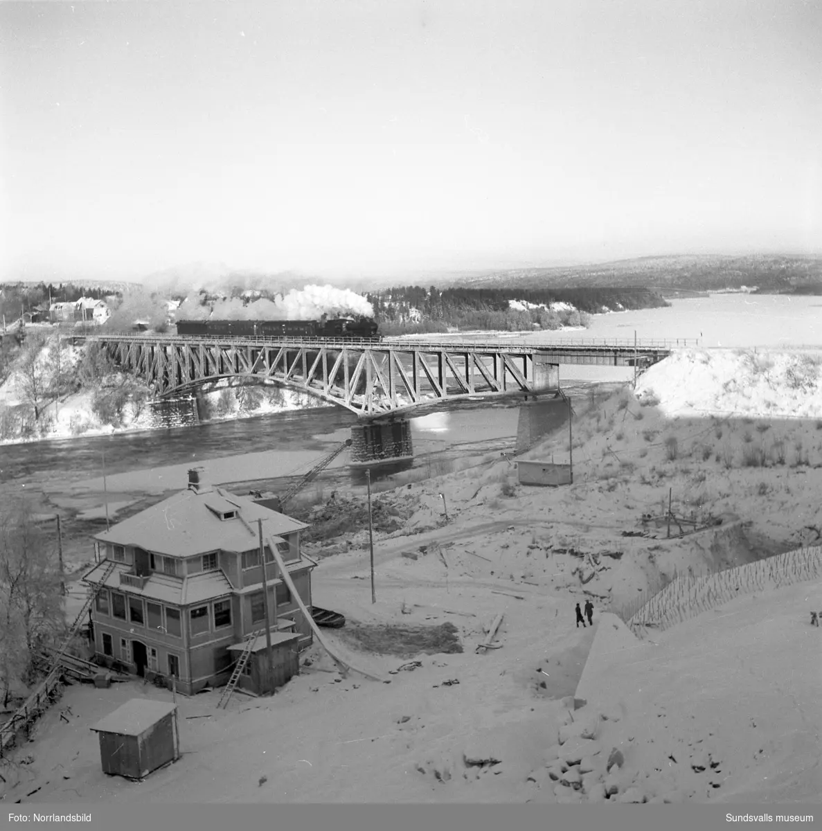 Indalsälven vid Bergeforsen med den gamla landsvägsbron och järnvägsbron precis innan kraftverksbygget kommit igång på allvar.