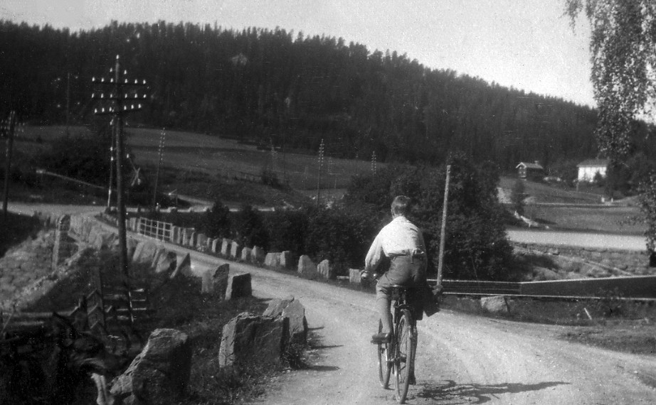 Fra brua ved Sandsdammen ca 1935. Stein gård til høyre. Foto: Carl Müller.
