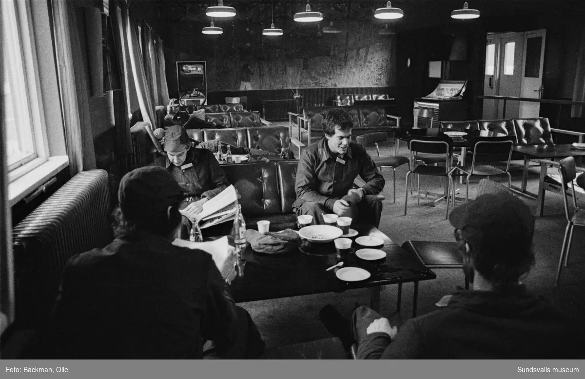 "Lumparliv" en serie på 35 st bilder som visar de unga rekryternas vardag på militärförläggningen Lv5 i Sundsvall på 1970-talets slut. Olle Backman som året innan gått på fotolinje i en gymnasieskola i Luleå och själv gjorde militärtjänstgöring på Lv5 gjorde denna dokumentation på eget initativ.