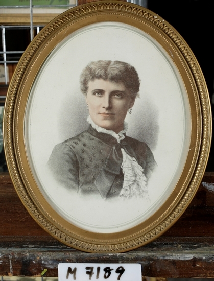 Engelskt tryck efter färggravyr, föreställande operasångerskan Christina Nilsson. 1880-talet. 
Christina Nilsson (1843-1921)