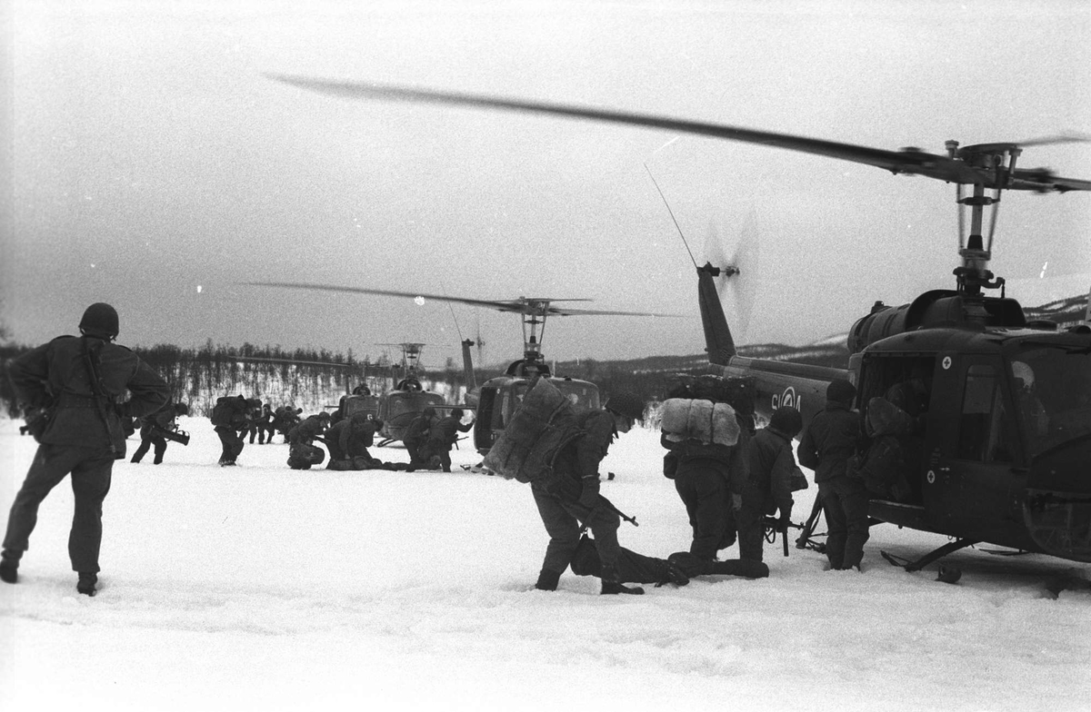 Soldater fra 3. bataljon med helikoptre.