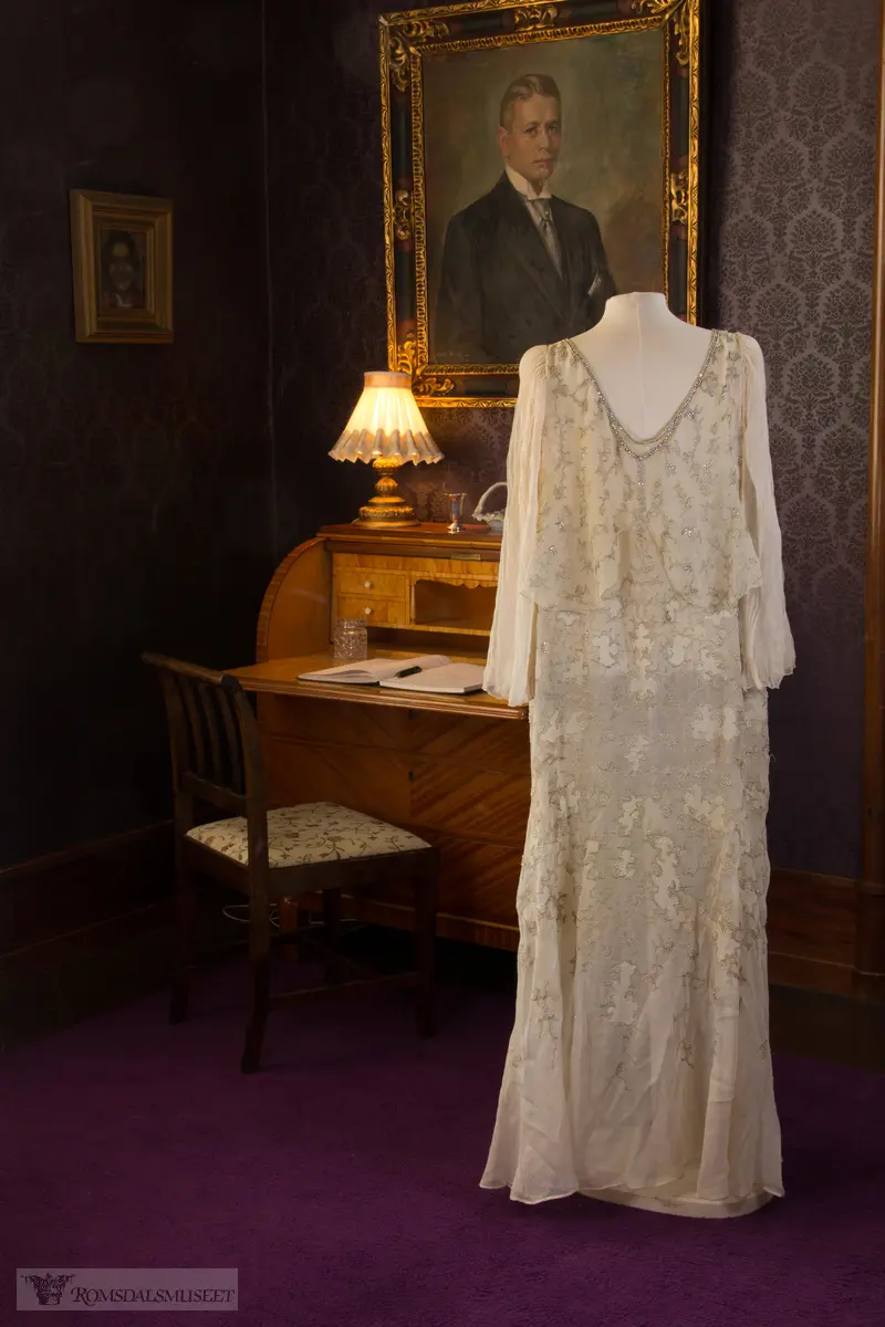 Fotografering av Laura Hanssen sine kjoler i Chateauet. .R.12444 .(Se Romsdalsmuseets årbok 2014)