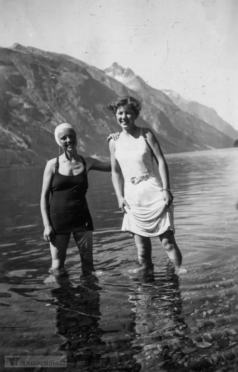 "Eikesdalen sommeren 1937".Ved kaia i Sandgrovosen..Hoemtinden i bakgrunnen.