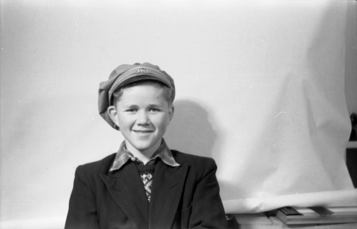 Portrett av uidentifisert ung gutt med russelue.