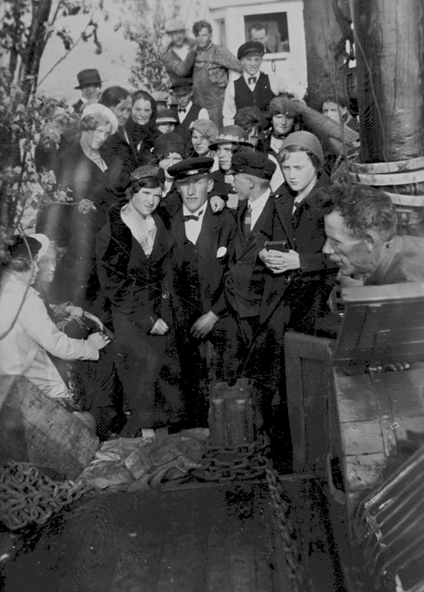 Brudepar og gjester ombord i en båt, 1937.