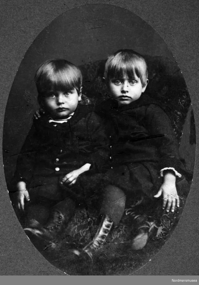 Foto fra to av barna til August Benjamin Bjørn. Arkivskapere er Jeanette Møllerop (f. 1885) og byfogd August Benjamin Bjørn (f. 1853). Det er Ellen Sirnæs som har i 2018 donert fotografiene. Fra Nordmøre museums fotosamlinger.