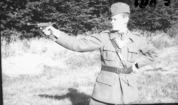 Ljunggren, sergeant, A 6, på pistolskjutningsbanan.