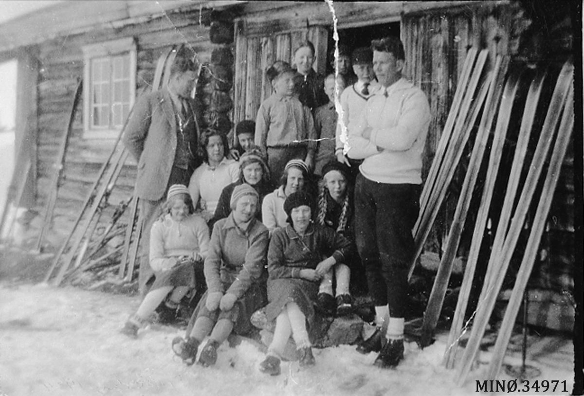 Ungdommer på skitur til Rundvangen i Tylldalen. 