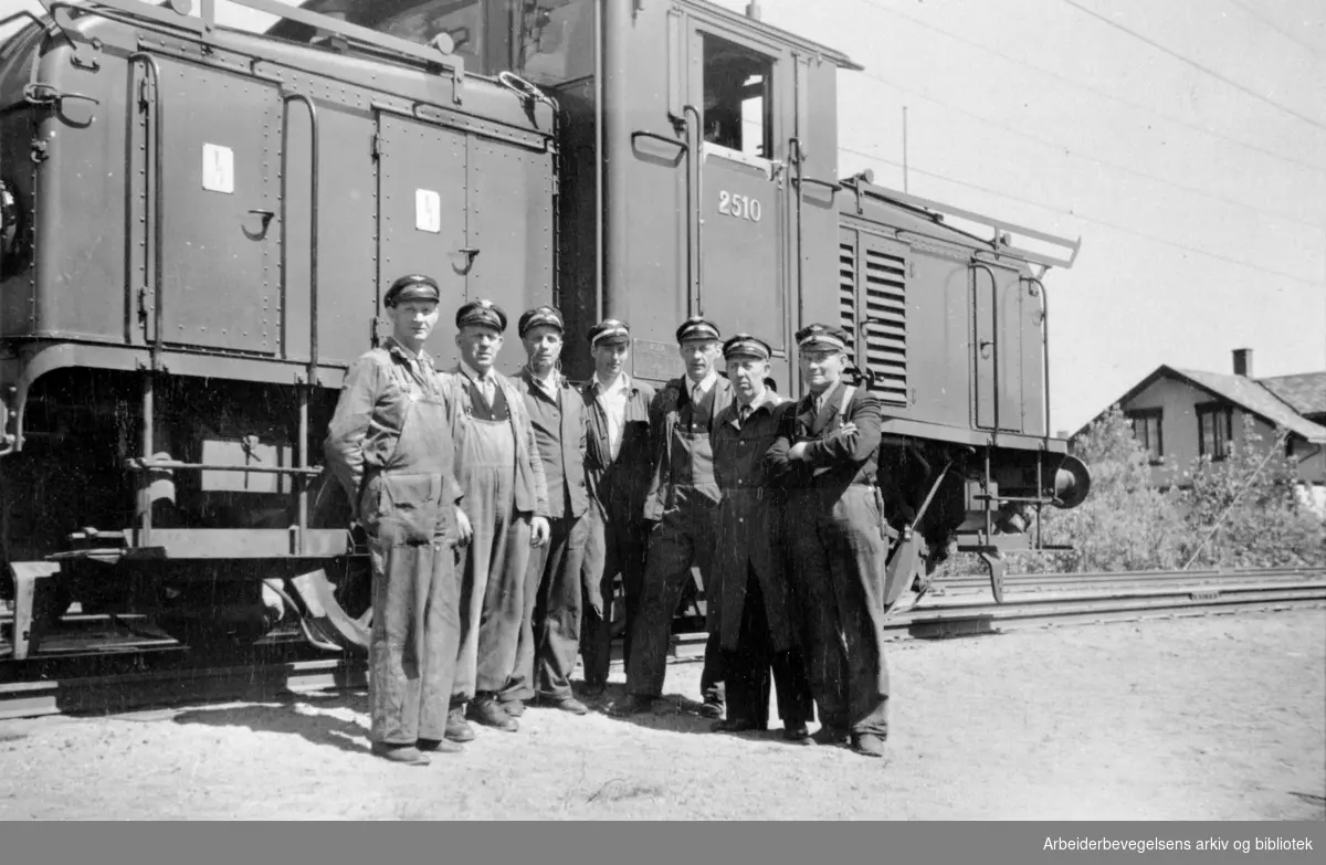 Det første elektrisk-lokomotiv-kurs på Lillestrøm, 31. mai - 1. juni 1951. Fra v.: Lokomotivkonduktør Rua, fyrbøter A. Sundby, lok. førererne Sv. Holsten og O. Hendriksen, fyrbøterne W. Hallingstad, A. Lundby og A. Arnesen.