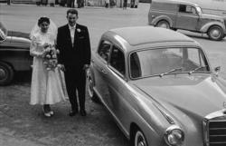 "Brudlaup Ørsta 1959".Varebilen i bakgrunnen er en Renault J