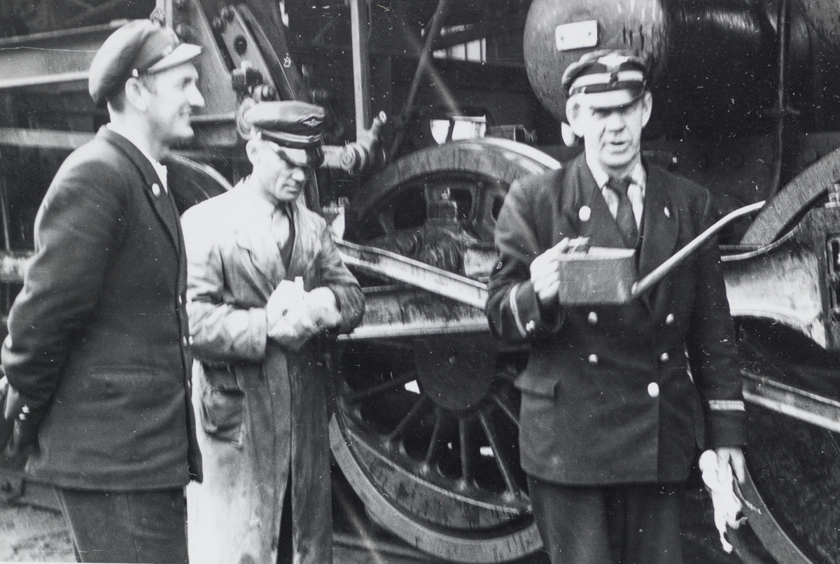 Lokomotivfører Einar Danielsen (i midten) foran damplokomotiv type 63a.