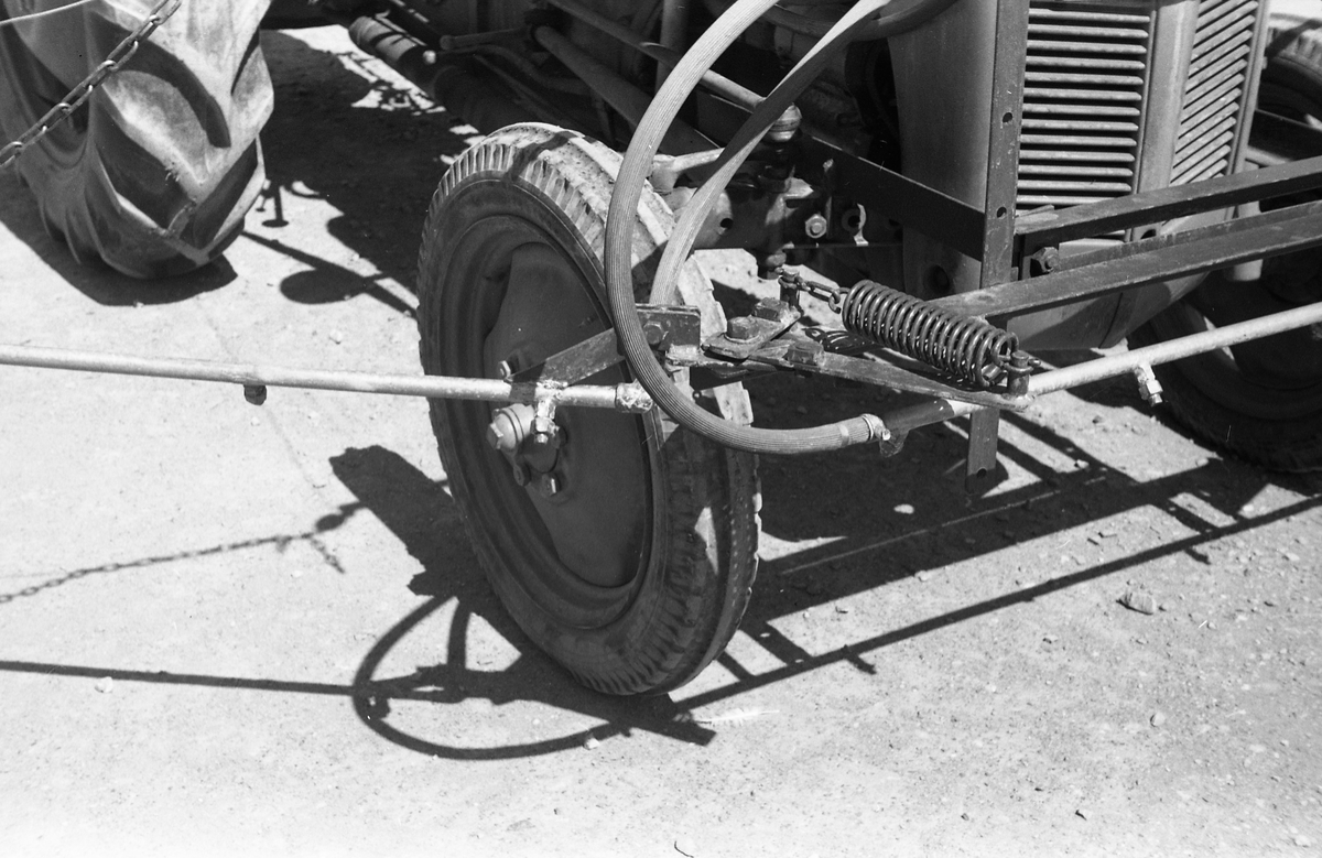 Traktor med påmontert sprøyteutstyr sommeren 1952. Serie på 26 bilder fra Oppland Småbruks og Hagebruksskole på Lena.