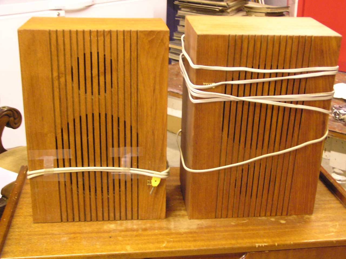 Form: rekt. kasser m. ledning og loddrett spor på front

