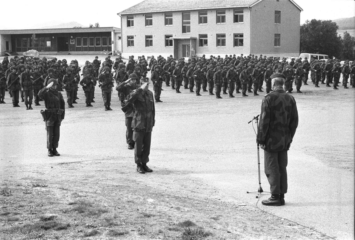 Soldatene på Åsegarden hilser på brigadesjefen.
