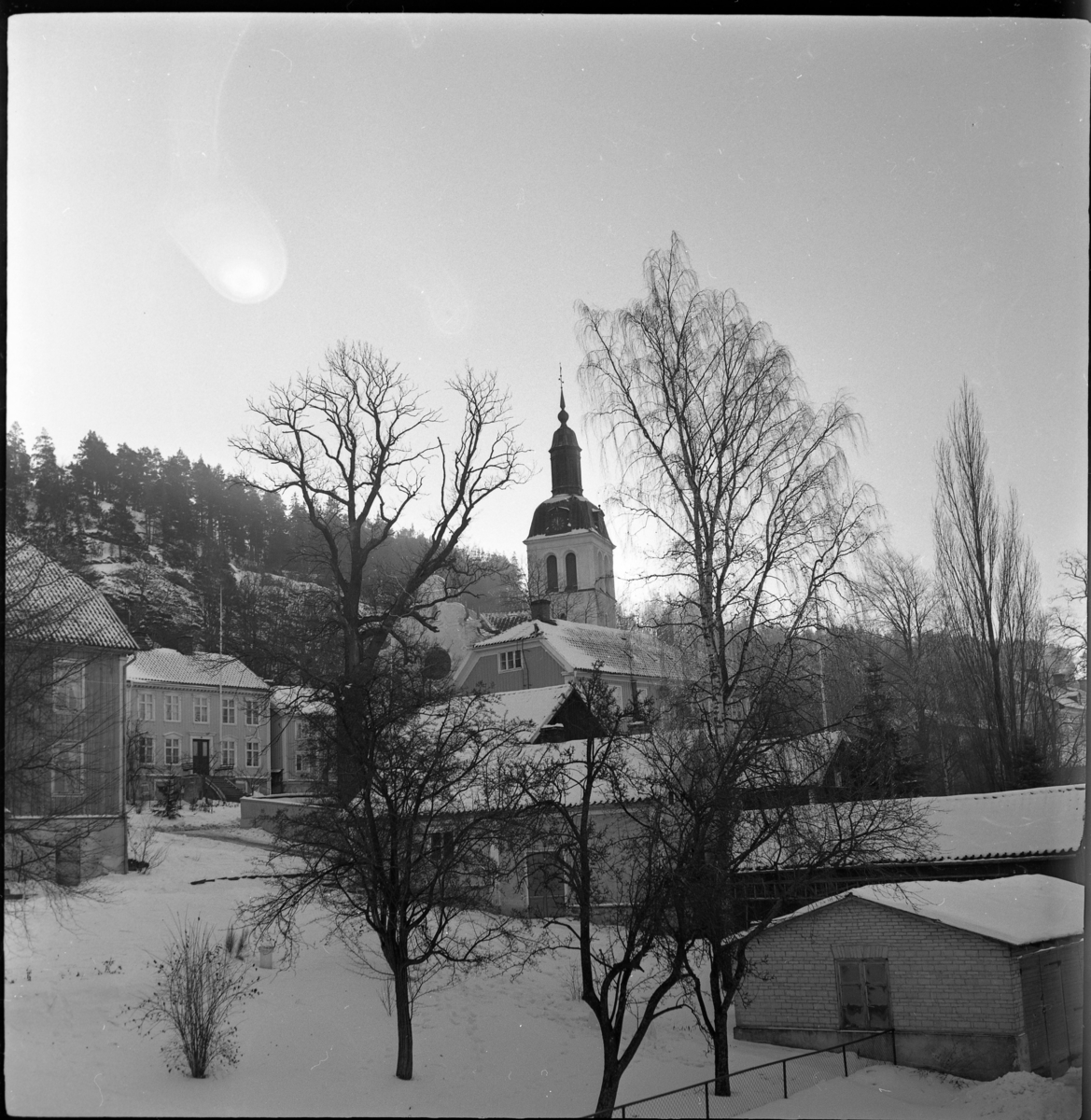 Vinter. Gränna kyrka fotograferad från Sjögatan via kv Välviljan 4.