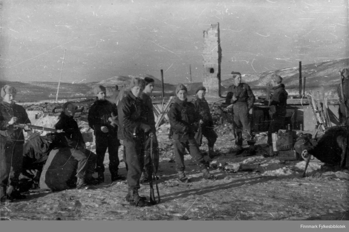 Børselv, januar 1945: 

Tredje tropp i 2. Bergkompani:; Ruinene av skoleinternatet i Børselv. Troppen la tak over kjelleren, og fikk på denne måten laget innkvartering for soldatene. "Hit kom vi de første dagene av januar 1945. Guttene driver skyteøvelse" skriver Magnar Blomli i sitt fotoalbum (ref. Rune Rautios arkiv). 

Bildeserien "Frigjøringen av Finnmark 1944-45" viser et unikt materiale fotografert av soldater i Den Norske Brigade, 2. Bergkompani under deres oppdrag "Frigjøringen av Finnmark" som kom i stand under dekknavn "Øvelse Crofter". Fakta rundt dette bildematerialet illustrerer iflg. vår informant, George Bratli: "2.Bergkompani, tilhørende Den Norske Brigade i Skottland,  reiste fra Skottland 30. oktober 1944 med krysseren «Berwick» til Scapa Flow på Orkenøyene for å slutte seg til en større konvoi som skulle være med til Norge. Om bord på andre skip var det mange russiske krigsfanger som hadde vært på tysk side og som nå ble sendt hjem. 
2.Bergkompani forlot havn 1.november 1944 og kom til Murmansk, Sovjetunionen, 6. november 1944. 
De ble her lastet om og fraktet til Petsamo, Sovjetunionen, hvor de ankommer 11.november 1944. 
Kompaniet reiser så til Sandnes utenfor Kirkenes og blir forlagt der frem til 26.november 1944. De flytter så videre til Skipparggura. 
Den 29.november reiser deler an kompaniet til Rustefielbma og Smalfjord og noen drar opp på Ifjordfjellet. 

17. desember ankommer resten av kompaniet til Smalfjord. 30.desember blir en avdeling sendt til Hopseide og 8. januar 1945 blir noen sendt til Kunes.
Den 14. januar er kompaniet delt og ligger i Kunes, Kjæs, Børselv, Hopseide og Smalfjord.
5. februar 1945 blir 3.tropp sendt over Porsangerfjorden for å operere i Olderfjorden. Her var de i kamp og hadde tap i  Billefjord og Sortvik.
8.mars 1945 kom noen til Renøy og 12. mars kom første del av kompaniet til Brennelv.
7.mai begynte kompaniet å bygge ny kai i Hambukt.
19. mai ble de som hadde falt begravd i Lakselv.
8. juni ble kompaniet flyttet fra Brennelv til Tromsø for så å bli sendt videre til Mo I Rana 16.juni."

Nasjonalbiblioteket har et hefte fra 1983 skrevet av Krigsinvalideforbundet, med intervjuer med soldater og deres opplevelser: 
https://www.nb.no/items/5d58d366b390666f671f57078519c2c7?page=0&searchText=Det%20glemte%20kompani%20-%202.%20Bergkompani%20og%20frigj%C3%B8ringen%20av%20Finnmark

https://www.arkivverket.no/utforsk-arkivene/andre-verdenskrig/befolkede-jordhuler-kjokken-i-det-fri-og-midlertidige-begravelser-privat-bildesamling-etter-soldat-i-2.bergkompani
