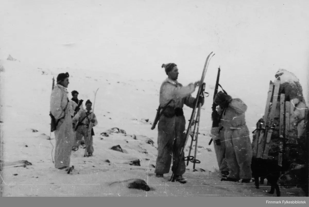 Den Norske Brigade, 2.kompani på ski i Finnmark, vinteren 1944. Soldatene kom til en landsdel hvor all infrastruktur var rasert og "de måtte ta seg frem på ski over store avstander, midtvinters. De var de som måtte overnatte i 45 minusgrader på vidda, uten soveposer eller mulighet for å gjøre opp ild", forteller Torleiv Lia som var en av soldatene som var med. 

Bildeserien "Frigjøringen av Finnmark 1944-45" viser et unikt materiale fotografert av soldater i Den Norske Brigade, 2. Bergkompani under deres oppdrag "Frigjøringen av Finnmark" som kom i stand under dekknavn "Øvelse Crofter". Fakta rundt dette bildematerialet illustrerer iflg. vår informant, George Bratli: "2.Bergkompani, tilhørende Den Norske Brigade i Skottland,  reiste fra Skottland 30. oktober 1944 med krysseren «Berwick» til Scapa Flow på Orkenøyene for å slutte seg til en større konvoi som skulle være med til Norge. Om bord på andre skip var det mange russiske krigsfanger som hadde vært på tysk side og som nå ble sendt hjem. 
2.Bergkompani forlot havn 1.november 1944 og kom til Murmansk, Sovjetunionen, 6. november 1944. 
De ble her lastet om og fraktet til Petsamo, Sovjetunionen, hvor de ankommer 11.november 1944. 
Kompaniet reiser så til Sandnes utenfor Kirkenes og blir forlagt der frem til 26.november 1944. De flytter så videre til Skipparggura. 
Den 29.november reiser deler an kompaniet til Rustefielbma og Smalfjord og noen drar opp på Ifjordfjellet. 

17. desember ankommer resten av kompaniet til Smalfjord. 30.desember blir en avdeling sendt til Hopseide og 8. januar 1945 blir noen sendt til Kunes.
Den 14. januar er kompaniet delt og ligger i Kunes, Kjæs, Børselv, Hopseide og Smalfjord.
5. februar 1945 blir 3.tropp sendt over Porsangerfjorden for å operere i Olderfjorden. Her var de i kamp og hadde tap i  Billefjord og Sortvik.
8.mars 1945 kom noen til Renøy og 12. mars kom første del av kompaniet til Brennelv.
7.mai begynte kompaniet å bygge ny kai i Hambukt.
19. mai ble de som hadde falt begravd i Lakselv.
8. juni ble kompaniet flyttet fra Brennelv til Tromsø for så å bli sendt videre til Mo I Rana 16.juni."
