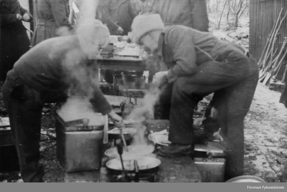 "På tampen av krigen 1944" står det skrevet bak på bildet. Russiske soldater koker mat på et militært feltkjøkken. Den første tiden når 2.Bergkompani kom til Finnmark i 1944 fikk de norske soldatene suppe og grovt russisk brød av russerne. Etter kort tid var imidlertid 2.Bergkompani alene i Finnmark, russerne stoppet ved Tana elv. Det var små rasjoner og spartanske forhold, forteller Arne Arnesen. "Vi fant en komfyr...den var viktig, da all mat ble tilbredt i hver enkelt gruppe. Vi stekte lompe og kokte grøt av de samme ingrediensene: sammalt hvete. Ja, vi brukte også knust havre som vi fant, den var nok beregnet på de tyske hestene. Alt som het mat ble tatt godt vare på, for vi manglet de mest elementære ting, som brød, poteter, kjøtt osv. Rasjonene var små, og det var meget vanskelig å stå for utdelingen av det vesle vi hadde....Arnensen avslutter med: Men jeg har aldri likt grøt etter den vinteren."

Bildeserien "Frigjøringen av Finnmark 1944-45" viser et unikt materiale fotografert av soldater i Den Norske Brigade, 2. Bergkompani under deres oppdrag "Frigjøringen av Finnmark" som kom i stand under dekknavn "Øvelse Crofter". Fakta rundt dette bildematerialet illustrerer iflg. vår informant, George Bratli: "2.Bergkompani, tilhørende Den Norske Brigade i Skottland,  reiste fra Skottland 30. oktober 1944 med krysseren «Berwick» til Scapa Flow på Orkenøyene for å slutte seg til en større konvoi som skulle være med til Norge. Om bord på andre skip var det mange russiske krigsfanger som hadde vært på tysk side og som nå ble sendt hjem. 
2.Bergkompani forlot havn 1.november 1944 og kom til Murmansk, Sovjetunionen, 6. november 1944. 
De ble her lastet om og fraktet til Petsamo, Sovjetunionen, hvor de ankommer 11.november 1944. 
Kompaniet reiser så til Sandnes utenfor Kirkenes og blir forlagt der frem til 26.november 1944. De flytter så videre til Skipparggura. 
Den 29.november reiser deler an kompaniet til Rustefielbma og Smalfjord og noen drar opp på Ifjordfjellet. 

17. desember ankommer resten av kompaniet til Smalfjord. 30.desember blir en avdeling sendt til Hopseide og 8. januar 1945 blir noen sendt til Kunes.
Den 14. januar er kompaniet delt og ligger i Kunes, Kjæs, Børselv, Hopseide og Smalfjord.
5. februar 1945 blir 3.tropp sendt over Porsangerfjorden for å operere i Olderfjorden. Her var de i kamp og hadde tap i  Billefjord og Sortvik.
8.mars 1945 kom noen til Renøy og 12. mars kom første del av kompaniet til Brennelv.
7.mai begynte kompaniet å bygge ny kai i Hambukt.
19. mai ble de som hadde falt begravd i Lakselv.
8. juni ble kompaniet flyttet fra Brennelv til Tromsø for så å bli sendt videre til Mo I Rana 16.juni."