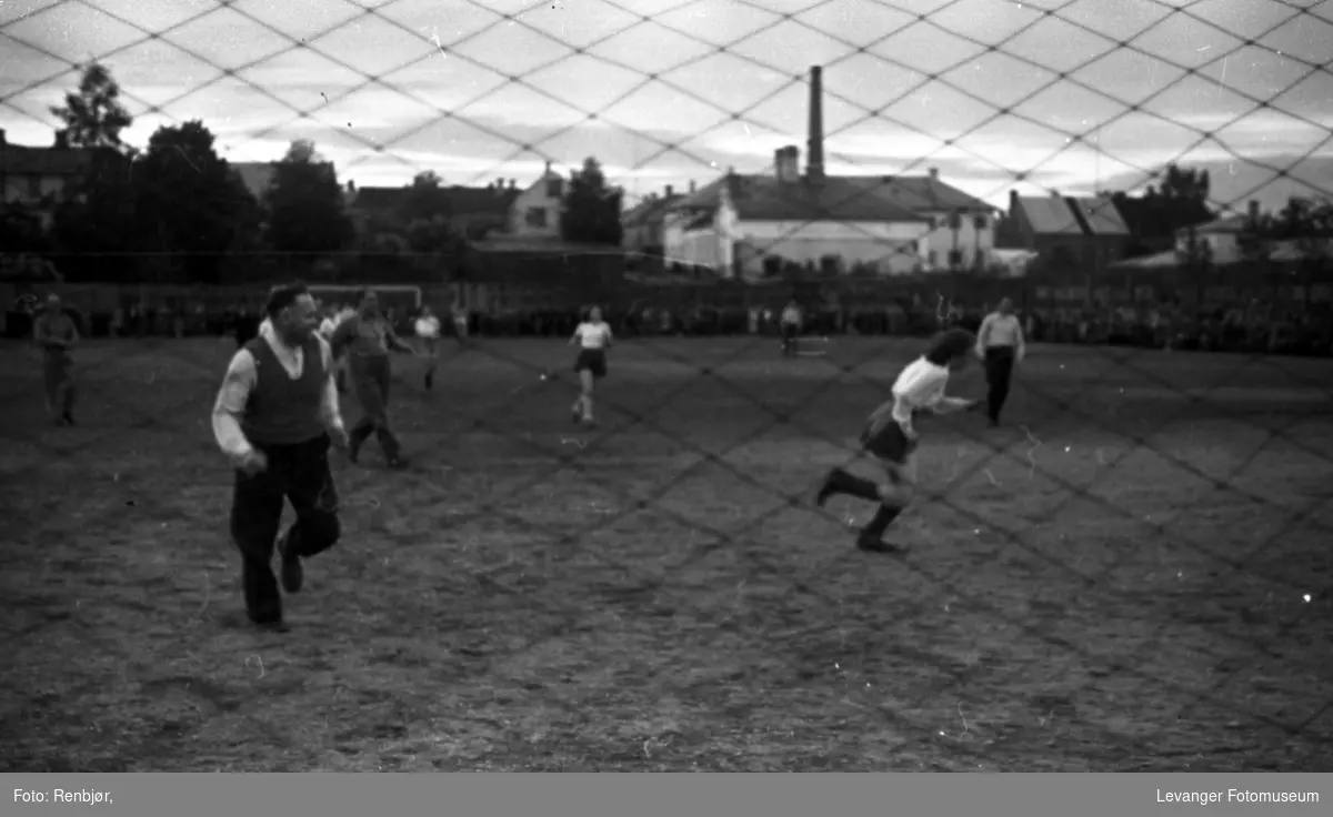Oppvisningkamp i fotball mellom kvinner og menn på Lavanger Stadion.