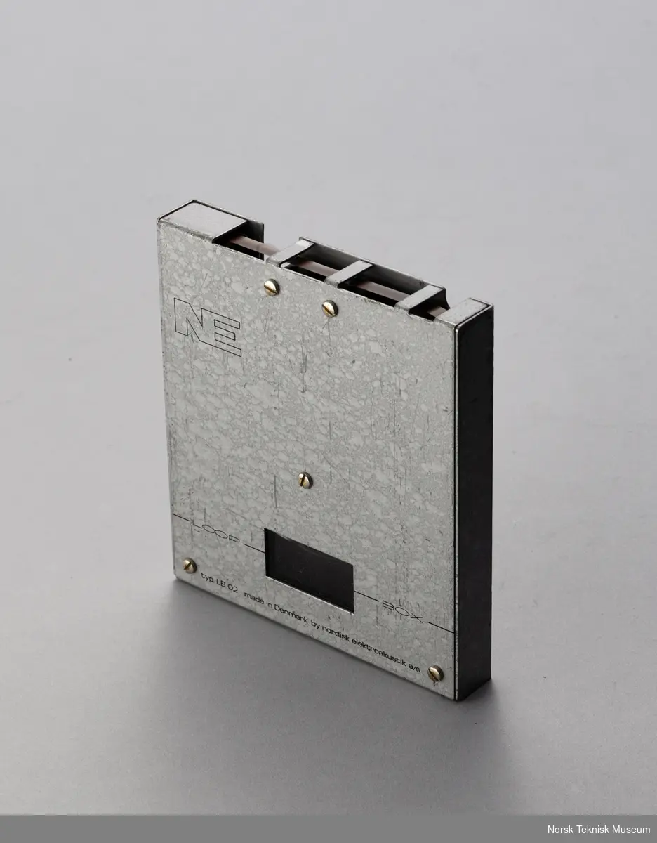 5-toms metallkassett med looptape, i papp-omslag, produsert av NE (Nordisk Elektroakustik)