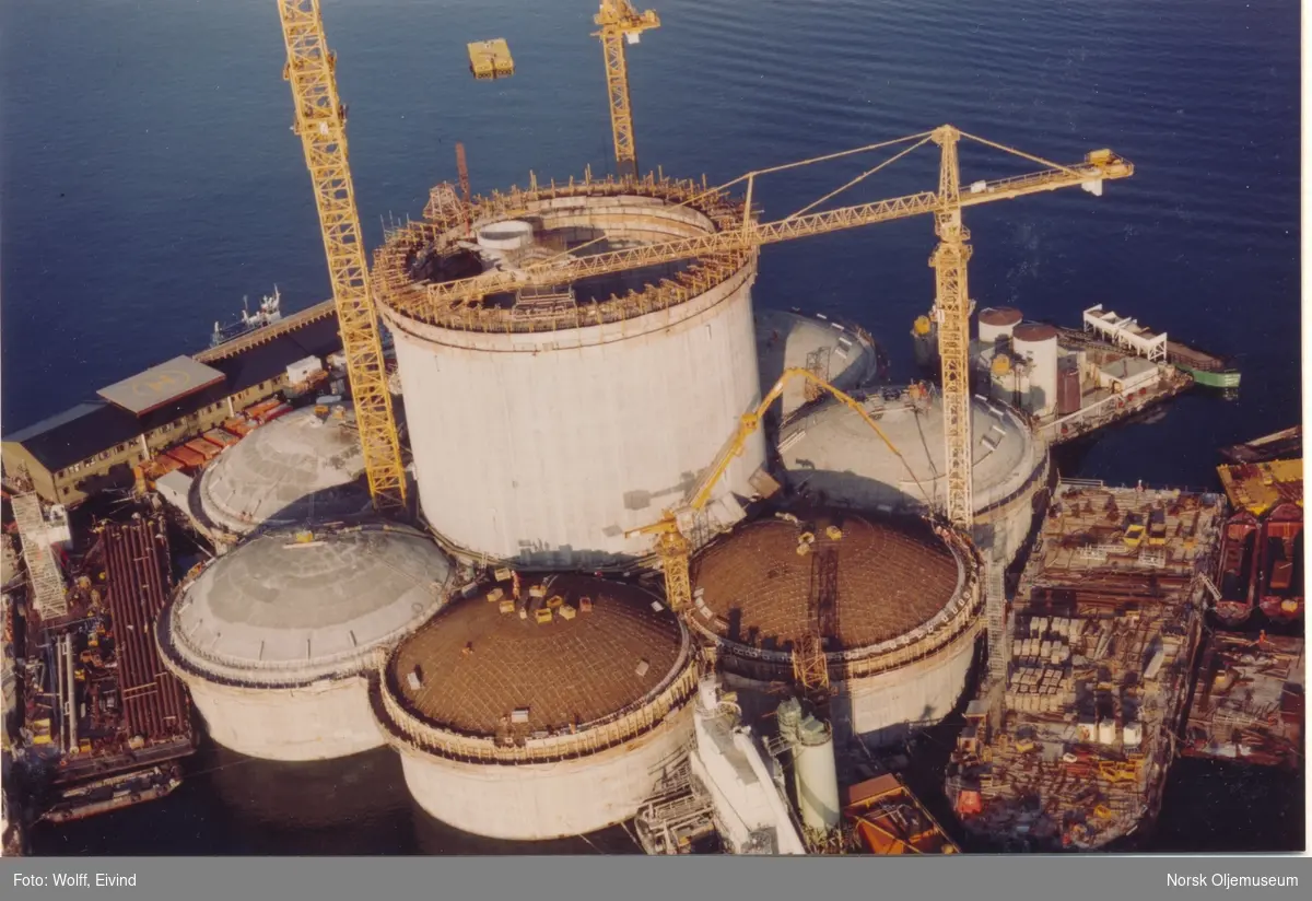 Betongkonstruksjonen står nå på dypere vann, slik at glidestøpingen kan fortsette. 

November, 1991.