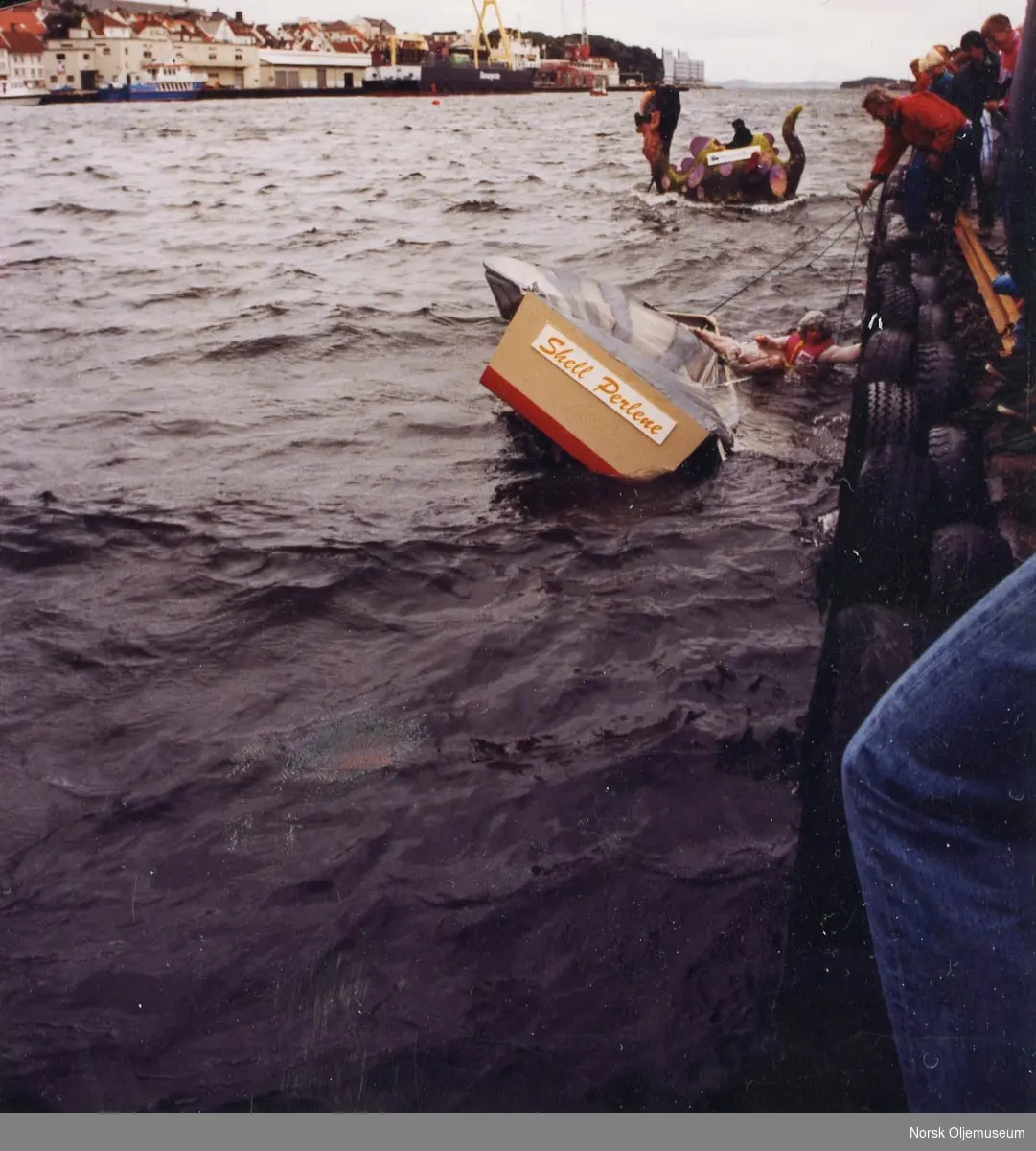 "Shell perlene" og tilhørende båt måtte reddes fra katastrofe da de var med i konkuransen Sjøsprut i 1990.