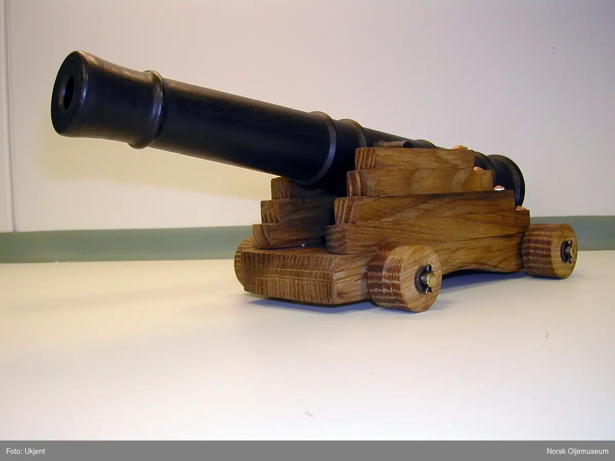 Liten kanon som bletilbudt på en auksjon som ble holdt på Draugen i november 2001.