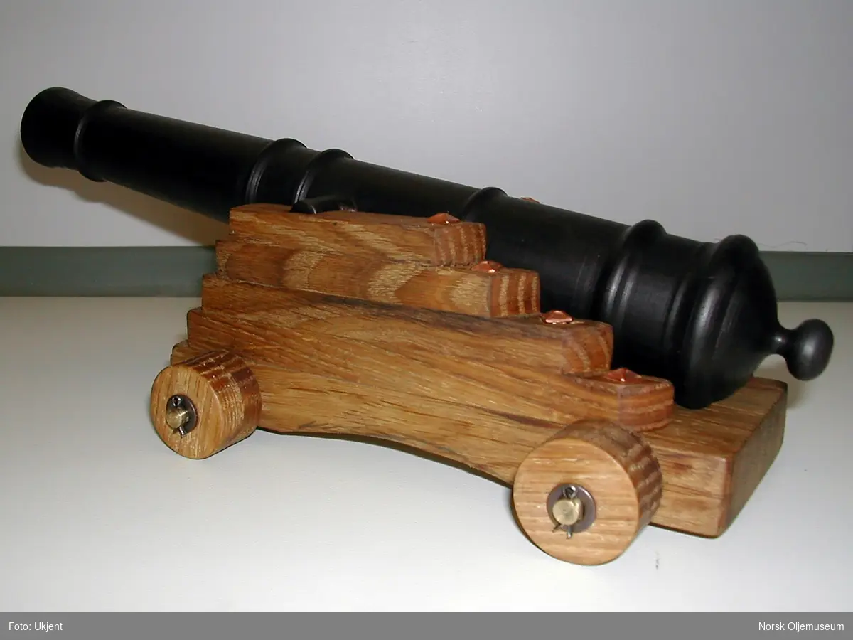 Liten kanon som bletilbudt på en auksjon som ble holdt på Draugen i november 2001.