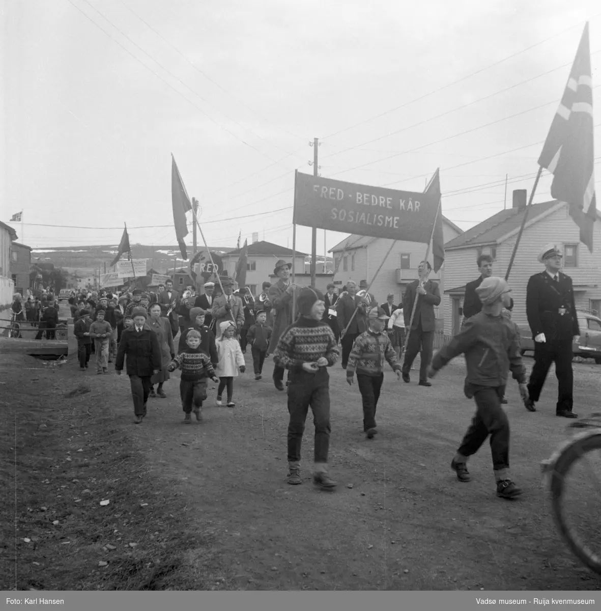 Vadsø 1.mai 1960. En del av demonstrasjonstoget 1.mai. Politi Wickstrøm foran til høyre.
