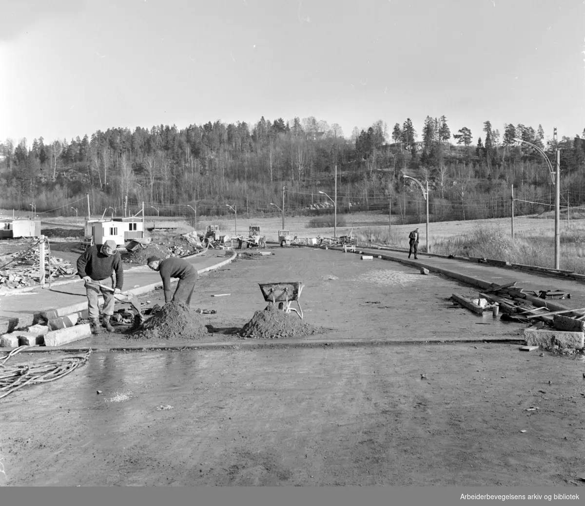 Østensjøveien. Den nye brua over Bogerudmyra åpnes om 14 dager. November 1964