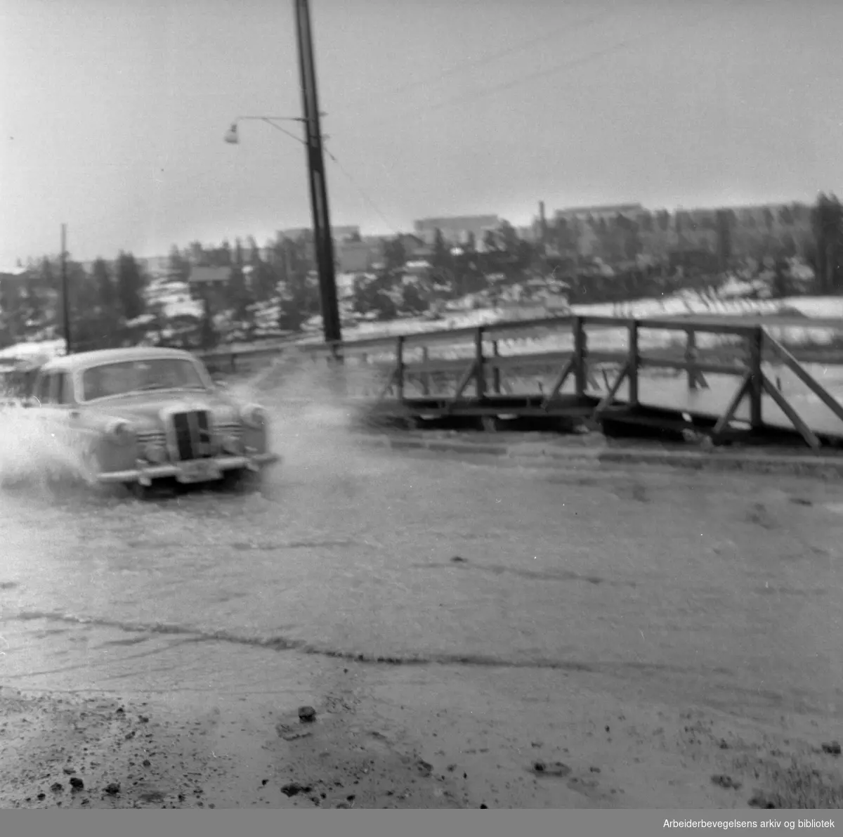 Østensjøveien under vann igjen. April 1963