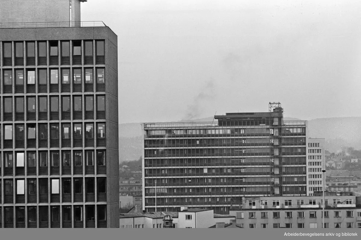 Regjeringsbygget, eksteriører med Shjell-huset og Telegrafverkets nye hus. November 1961