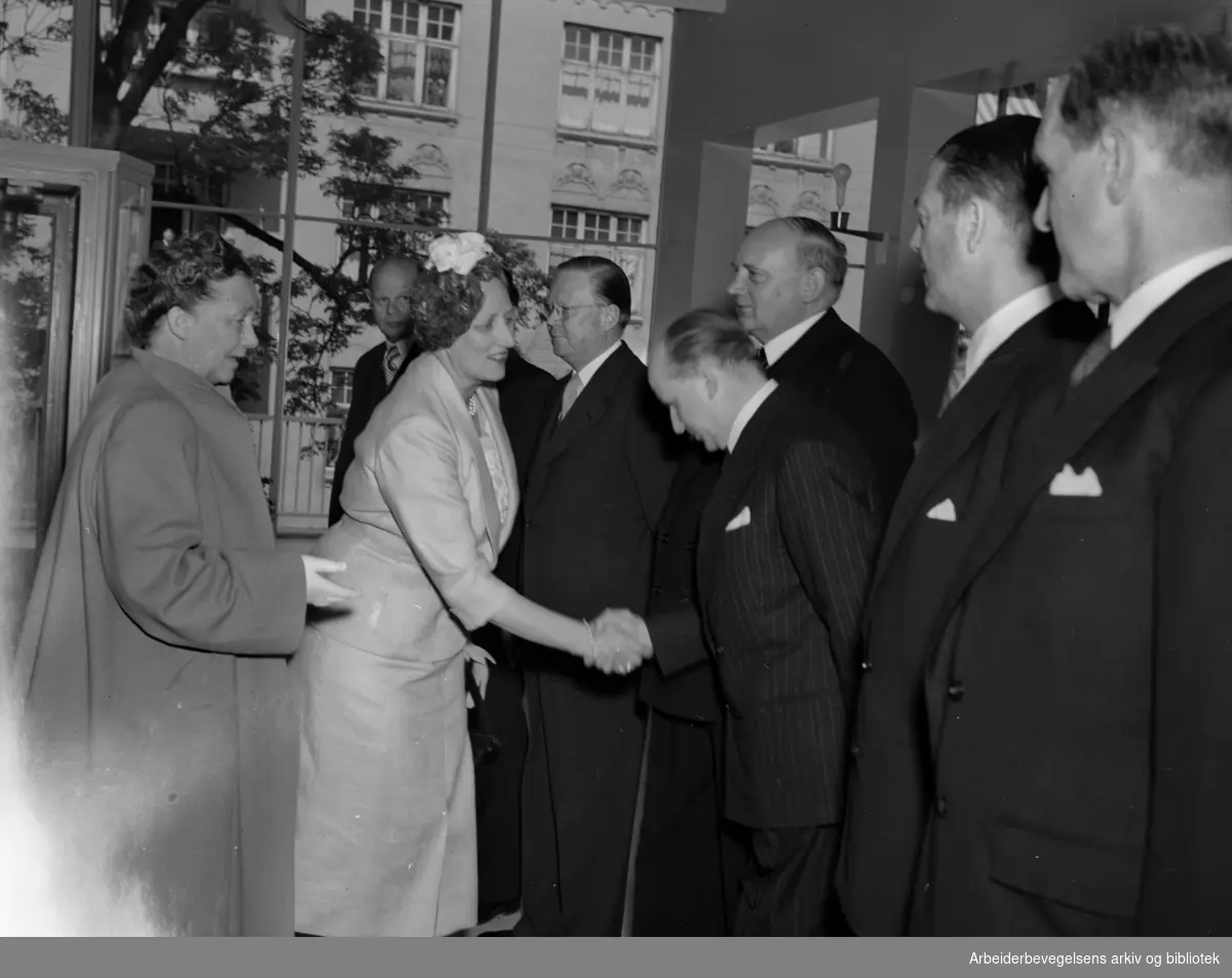 Rikshospitalets barneklinikk åpnes av Kronprinsesse Märtha og Aaslug Aasland. Mai 1950