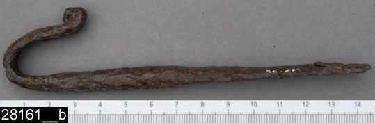 Anmärkningar: Badelunda sn, Tuna undersökt 1952-1953
Dragkrok, från brandgrav daterad till yngre järnålder, 900-talet e.Kr. (Vikingatid).

Dragkrok av järn från grav 33. 1 st. Fyrsidig ten, ändarna platt uthamrade, den ena med ett nithål, den andra omböjd och upprullad.
L 140 mm

Dragkrokar användes för att spänna hästarna för en vagn eller släde.

Litteratur
Nylén, E. & Schönbäck, B. 1994. Tuna i Badelunda. Guld kvinnor båtar II. Västerås kulturnämnds skriftserie 30. Västerås. s 44 ff, 84, 199.

Fotograferad teckning neg nr A-7404