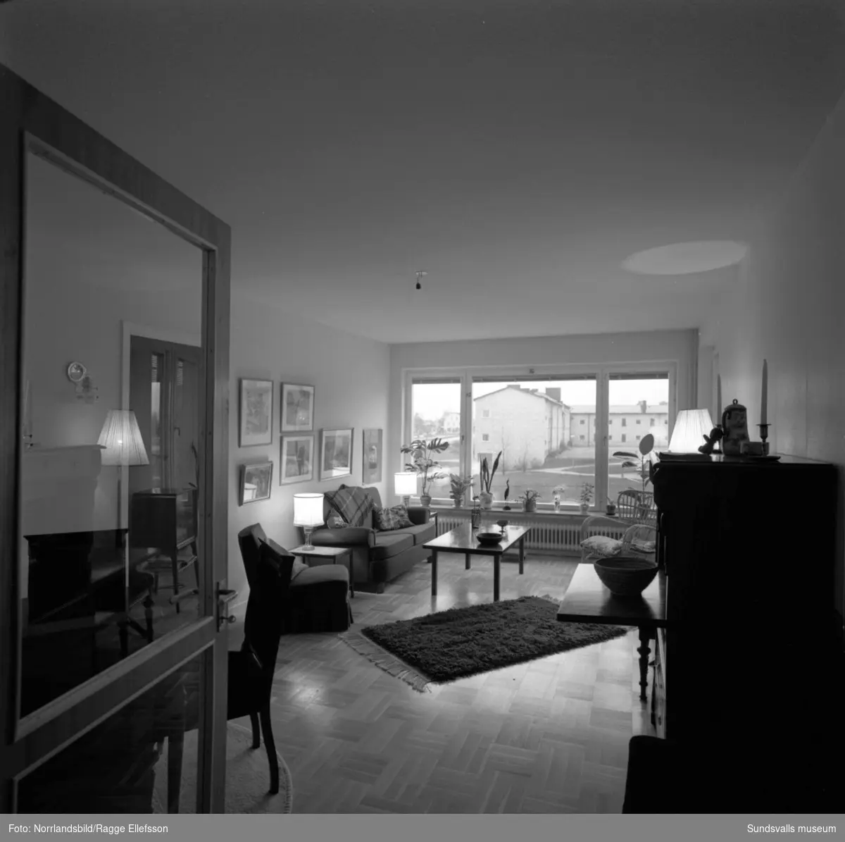 Interiörbilder från lägenheter i den nybyggda flerfamiljslängan vid Bergsgatan, Lekängsvägen, kallad "Långholmen".