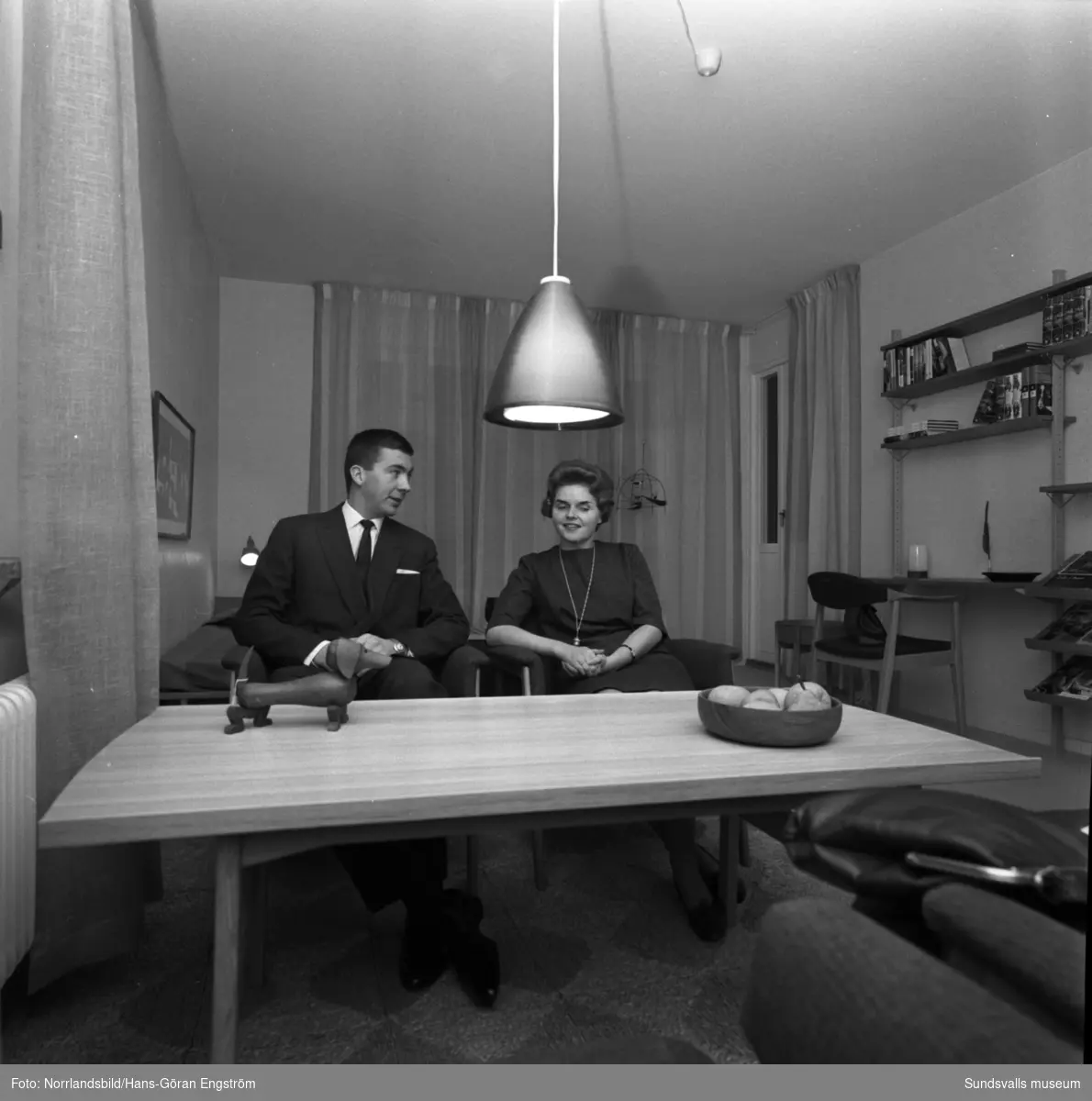 Ett ungt par ser på en lägenhet i den nybyggda bostadslängan vid Bergsgatan, Lekängsvägen, kallad "Långholmen".