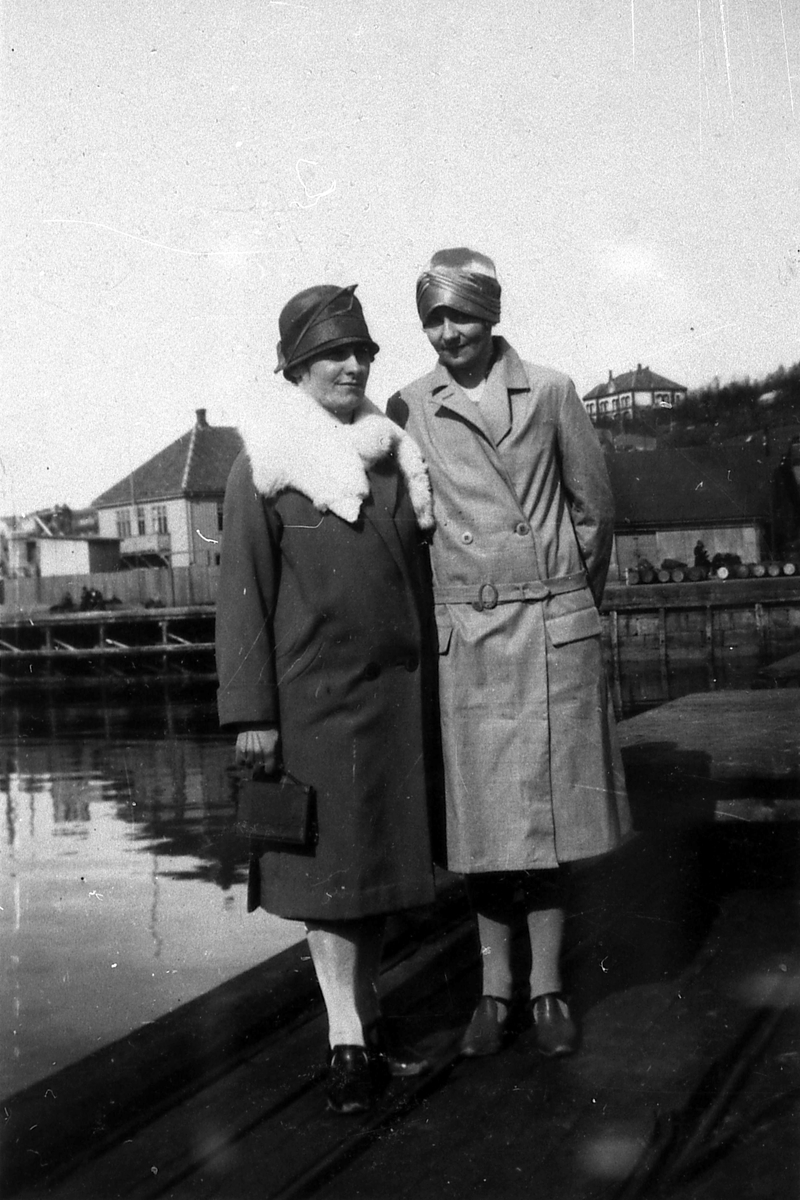 To damer på promenade i Narvik, 1928